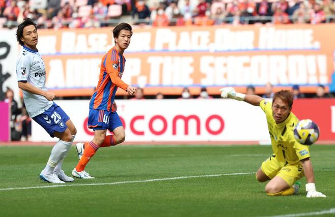 新潟-G大阪 前半、先制ゴールを決めるMF長谷川元希=ビッグスワン