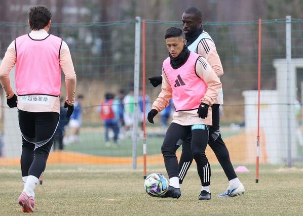 百年構想リーグ第７節・前日練習をするＦＷ小野裕二＝聖籠町