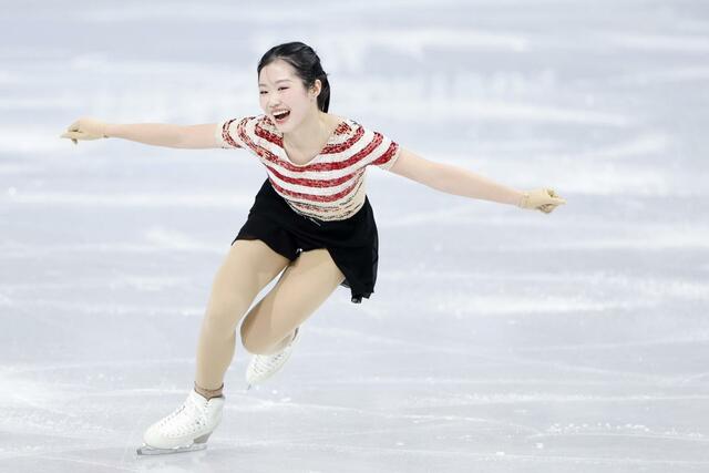 女子SP トリプルアクセルを決め、笑顔を見せる中井亜美=ミラノ(共同)