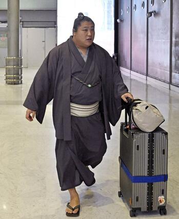 大相撲パリ公演に向け、フランスのシャルル・ドゴール空港に到着した若隆景＝１０日、パリ近郊（共同）