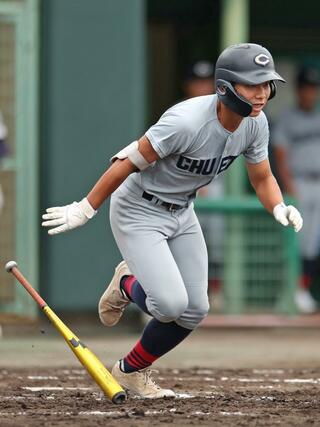 開志学園－中越　４回中越２死一、三塁、西山碧飛の一塁ゴロが敵失を誘い１－０＝２３日、三条市月岡４の三条パール金属スタジアム