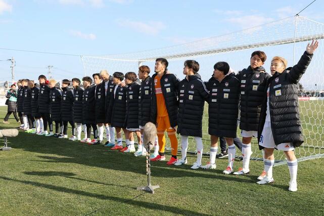 今季公式戦初勝利をおさめ、サポーターと喜ぶ新潟選手=プラスタ