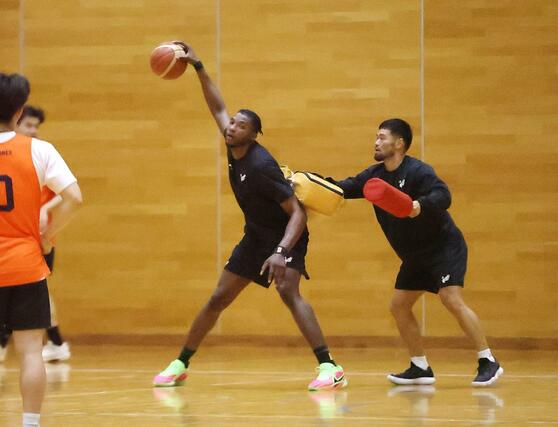 山口戦に向け、練習するムトンボ（左）＝弥彦村