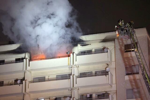 マンション火災の現場＝２５日、新潟市中央区