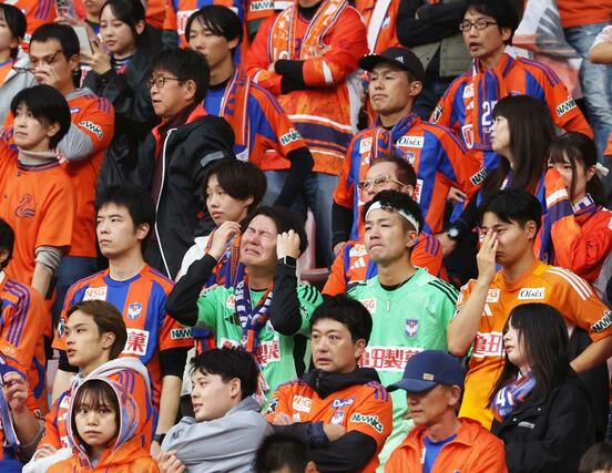 雨にもかかわらず応援に訪れたサポーター。J2降格や未勝利の悔しさから試合終了後に涙を流す人も=26日、新潟市中央区