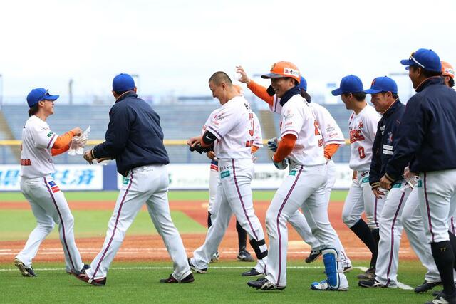 2-1でサヨナラ勝ちし、仲間と喜びを分かち合うオイシックスの選手たち=4月4日、エコスタ