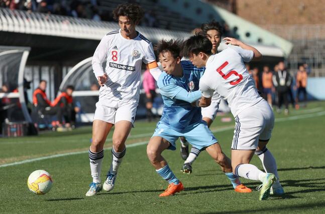 前半、競り合うＦＷ吉田晃盛＝栃木県グリーンスタジアム