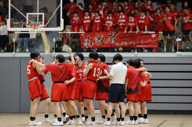 新潟産大付－開志国際　２年ぶりの優勝を果たし涙を流しながら喜ぶ開志国際のメンバーら＝６月８日、アオーレ長岡