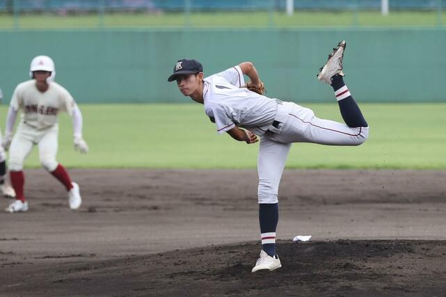 長岡工－糸魚川　粘りの投球を見せた長岡工の主戦縄和貴＝１２日、柏崎市佐藤池球場