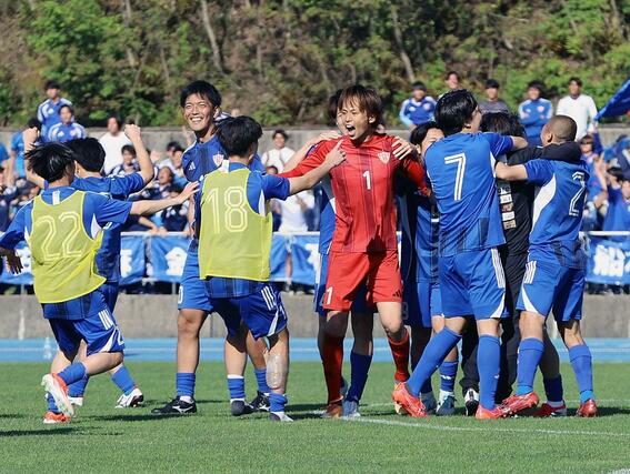 新潟医福大－ＪＳＣ　ＰＫ戦で２本止める活躍で勝利を呼び込んだＧＫ小窪太斗（中央、１）をチームメートが駆け寄る＝５月１０日、新発田市