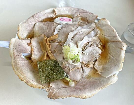 １１月３日に閉店するそばよしの看板メニューのチャーシュー麺。どんぶり一面にチャーシュー麺が広がっている