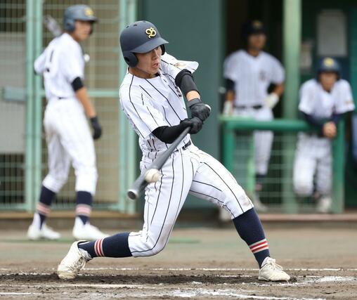 ３回戦・小出－万代。１回万代１死二、三塁、後藤瑠依が右適時二塁打を放ち３－３＝７月１７日、三条市月岡４の三条パール金属スタジアム