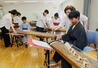 琴の演奏を体験する留学生ら＝６日、長岡市上富岡２