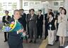 ３期目の当選後初めて登庁し、県職員の祝福に応える花角英世知事＝２日午前９時過ぎ、県庁