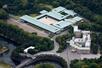 　皇居・宮殿と宮内庁（右）＝５日午後２時４７分、東京都千代田区（共同通信社ヘリから）