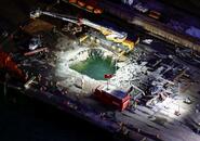 足場崩落、３人重体１人不明