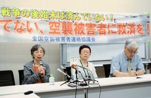 記者会見する空襲連の共同代表の吉田由美子さん(中央)と河合節子さん(左)=19日午後、東京都千代田区