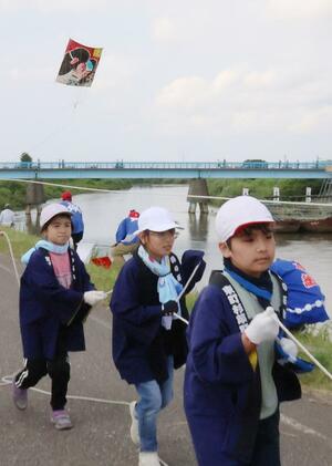 子ども大凧合戦=4日、新潟市南区白根