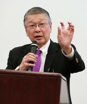 　講演する満屋裕明・国立国際医療研究所長＝東京都千代田区
