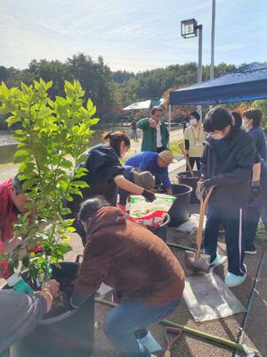 ポタジェの庭造りを目指して植樹をする参加者=新発田市五十公野