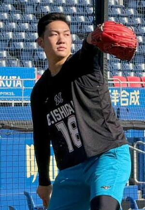 ロッテの新人合同練習でキャッチボールするドラフト1位の石垣元気=ZOZOマリン