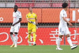 新潟－鹿島　立ち上がりに先制点を許し、表情を曇らせる新潟の選手たち＝カシマ（写真映像部・永井隆司）