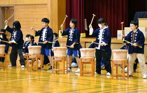 「臼井樽砧」の練習を重ねる臼井小6年生=11月19日、新潟市南区