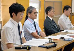 記者会見に臨む聖霊高の池田真一副校長(左から2人目)ら=11日午前、愛知県瀬戸市