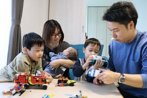 ３人の子どもたちと過ごす髙橋翔一さん、友紀さん夫妻＝新潟市西区