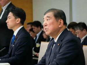 コメの安定供給に関する関係閣僚会議で発言する石破首相。左は小泉農相=5日午後、首相官邸