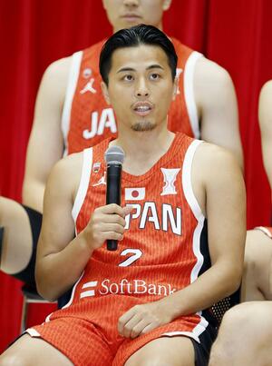 バスケットボールの男子アジア・カップの日本代表に選ばれ、記者会見する富樫=7月27日、東京都北区