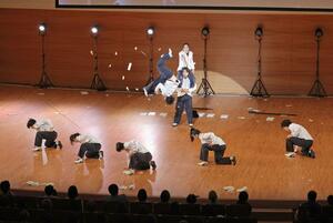 多彩なショーが会場を盛り上げた韓日ハンガウィ祭り=26日、新潟市中央区