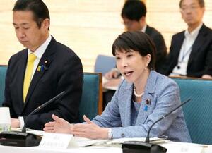 地域未来戦略に関する関係副大臣等会議で発言する高市首相(右)=18日午前、首相官邸