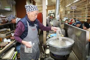1月いっぱいで閉店する「そば道場」で、そばをゆでる上田健治さん=1月28日、見附市新町3