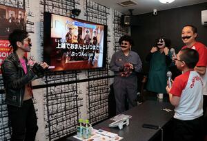 ファンとカラオケで「上越でおまんといつまでも」を歌う「ぷっつんｏｊｉｓａｎ」のメンバー上越市仲町３