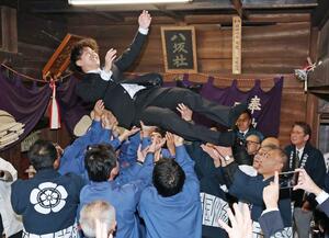 「婿の胴上げ」で胴上げされた花婿の吉田有志さん＝南魚沼市六日町