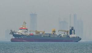 　ホルムズ海峡の混乱によりアラブ首長国連邦（ＵＡＥ）沖で停泊する商船＝２日（ゲッティ＝共同）