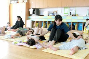 県の保育体験事業で園児と触れ合う高校生=新潟市中央区新光町