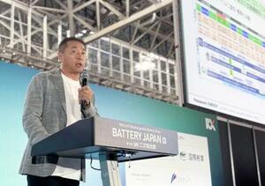 講演するパナソニックエナジーの渡辺庄一郎副社長=18日午後、千葉市