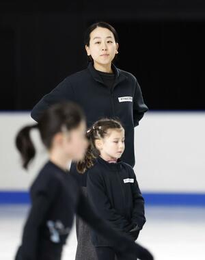 「MAO RINK」で子どもたちの練習を見る浅田真央さん=9日午後、東京都立川市