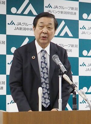 記者会見するJA県中の伊藤能徳会長=3月28日、新潟市中央区