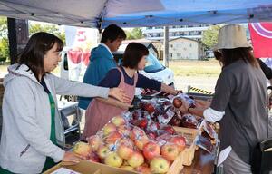市内外から多くの来場客が訪れたあぐりぱーく八色の周年祭=南魚沼市浦佐