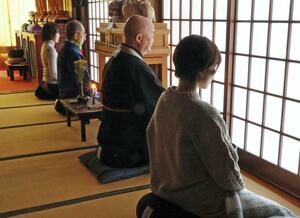 障子戸や壁を向く「面壁」での座禅を行う光照寺の座禅会参加者ら=三条市矢田