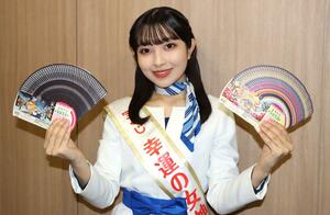 年末ジャンボのPRに訪れた「幸運の女神」木戸結菜さん=12月12日、新潟市中央区の新潟日報メディアシップ