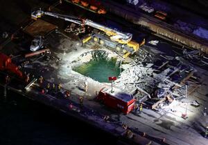 足場が崩れ複数の作業員が落下する事故があった、JFEスチール東日本製鉄所敷地内の作業現場=7日午後6時17分、川崎市川崎区(共同通信社ヘリから)