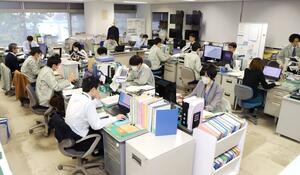仕事納めの27日午後も地震対応に当たる新潟市危機管理防災局の職員ら=新潟市中央区