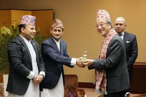 花角英世知事を訪問したネパールのハリハル・カント・ポーデル臨時代理大使（左から２人目）＝１５日、県庁