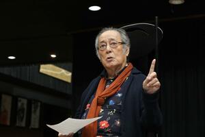 新潟日報のインタビューに答える仲代達矢さん=2018年10月、東京都世田谷区の無名塾(写真映像部・永井隆司撮影)