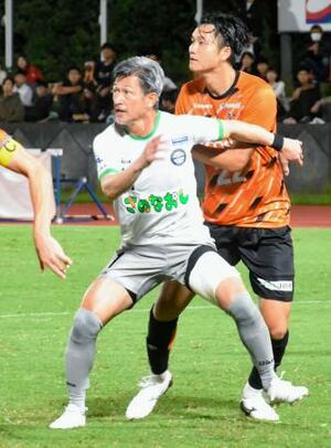 JFL三重戦に後半途中から出場したアトレチコ鈴鹿の三浦知良(手前)=LA・PITA東員スタジアム