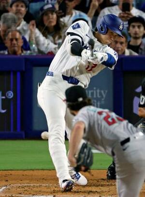ダイヤモンドバックス戦の3回、一塁内野安打を放つドジャース・大谷=ロサンゼルス(共同)